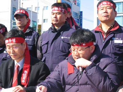 손승주 금속노조수석부위원장이 기자회견문을 읽고 있다. 